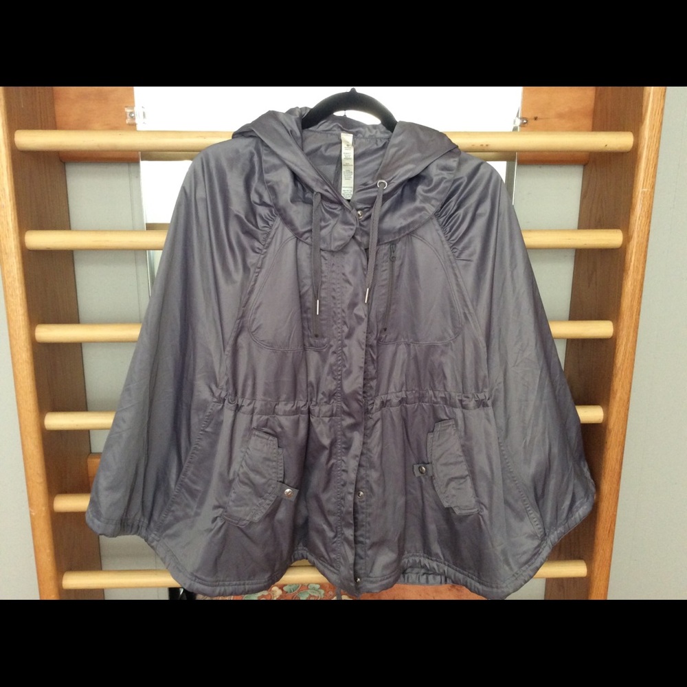 Lululemon Wanderful Capelet S/M Silver NWOT